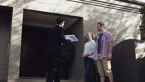 Salesman selling solar panel to young couple home owners to save power or electr Vídeo Stock 199631660