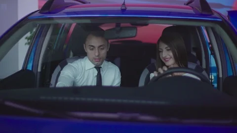 Salesman shows for client how does  multimedia works 스톡 동영상 92666405