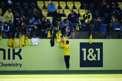  Salih Özcan (Borussia Dortmund), Salih Oezcan gibt den Fans Autogramme 17.. Stock Photos
