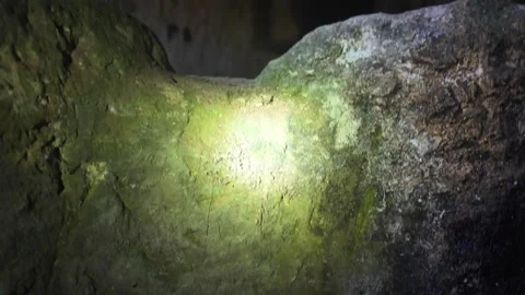 Salina, Malta - Agape Table and Baldacchino Tombs Inside Ancient Catacomb 库存影片 339975006