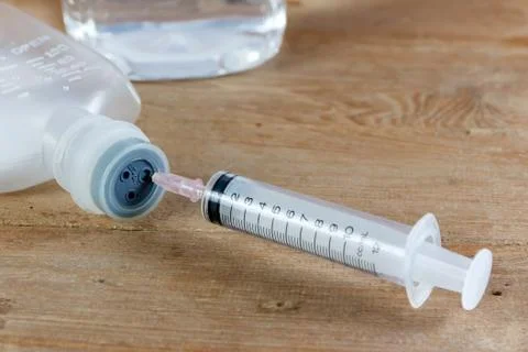 Saline solution and injection needle Foto stock
