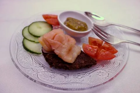 Salmon on bread with vegetables Stock-Fotos