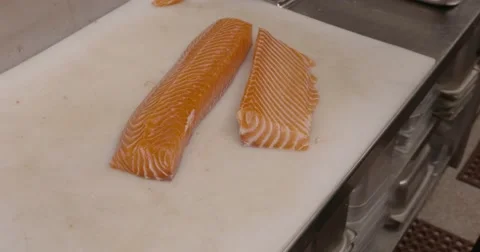 Salmon cutting tight shot Vídeos de archivo 60063097