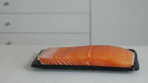 Salmon fillet portion on black plastic supermarket tray Vídeo Stock 330447472