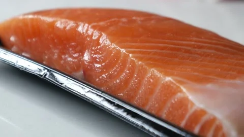 Salmon fillet portion on black plastic supermarket tray Vídeo Stock 330566437