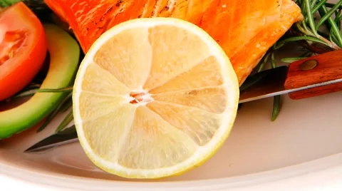 Salmon on plate Vídeos de archivo 45132398