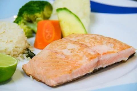 Salmon served with vegetables Foto stock