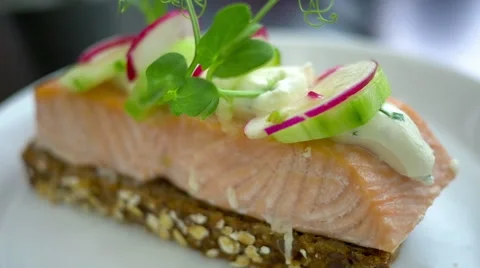 Salmon smorrebrod Vídeo Stock 64998645