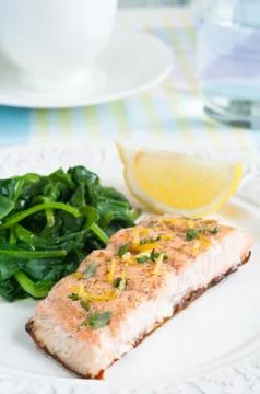 Salmon with spinach Фото