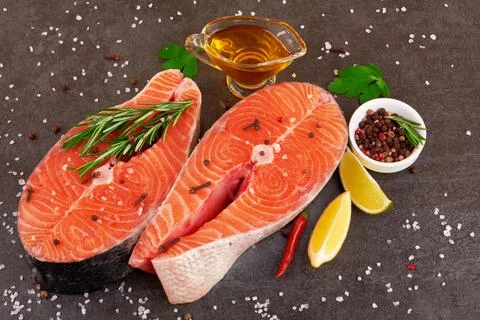Salmon steak on black Foto stock