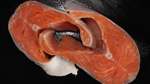 Salmon steak close-up on a dark background. Vídeos de archivo 140843546