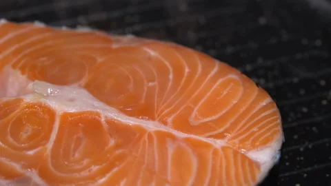Salmon steak fried in a pan. Slow motion Vídeo Stock 101733878