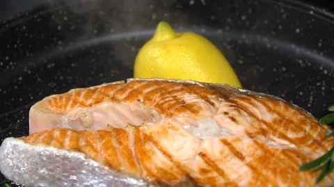 Salmon steak with lemon in a pan. Slow motion 库存影片 101734764