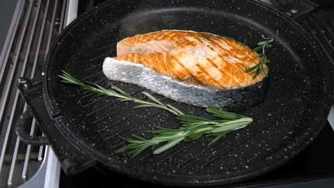 Salmon steak with pepper in a pan. Slow motion Video stock 101734804