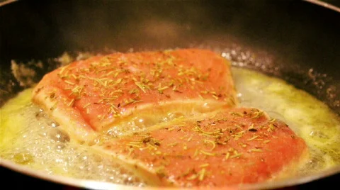 Salmon steak sauté Vídeo Stock 624996