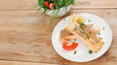 Salmon steaks with vegetable salad Video stock 88923830