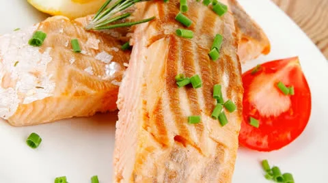 Salmon steaks on white dish Vídeos de archivo 23756984