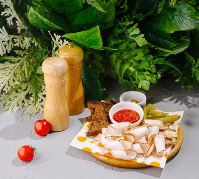 Salo appetizer with rye bread, pickles, and sauce Fotos Stock