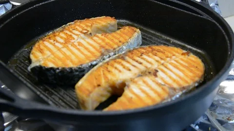 Salomon steak on grill pan. close up selective focus. Vídeos de archivo 120572349