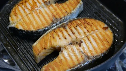Salomon steak on grill pan. close up selective focus. Vídeo Stock 120572350