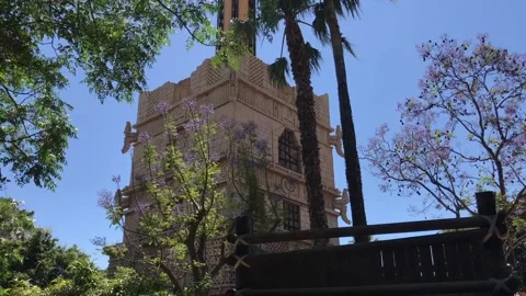 Salou, Spain, A tree in front of a building Video stock 134068815