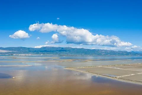 Salt fields and mountain view at Missolonghi Foto stock