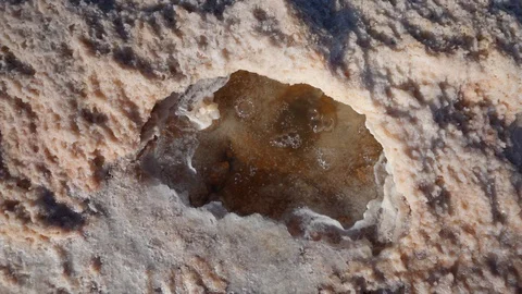 Salt Flat Springs of Extremely Cold Salt Water. Uyuni, Potosi, Bolivia Vidéo 102907135