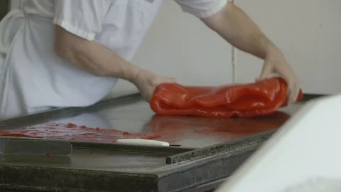Salt Water Taffy Process Demonstration Pulling Candy Antique Wrapping Machine Vídeo Stock 128593938