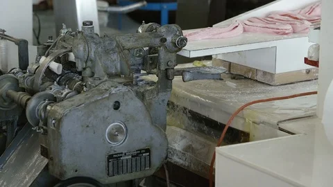 Salt Water Taffy Process Demonstration Pulling Candy Antique Wrapping Machine Vídeo Stock 128594337