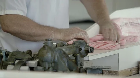 Salt Water Taffy Process Demonstration Pulling Candy Antique Wrapping Machine Vídeo Stock 128594932