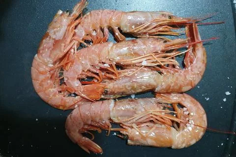 Salted prawns on a grill. Foto stock