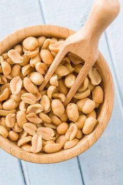 Salted roasted peanuts. Salted roasted peanuts in bowl. Copyright: xZoonar... Foto stock
