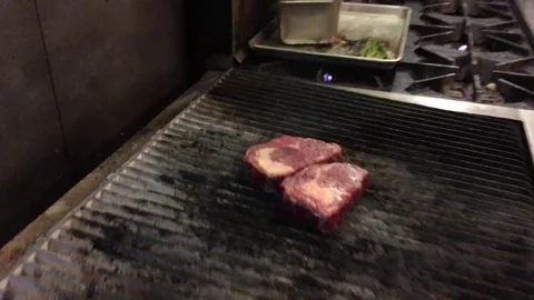 Salting Steaks on Grill Vidéo 82212727