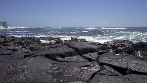 Salty Ocean Waves in Slow Motion Crashing Ashore Vidéo 118404948