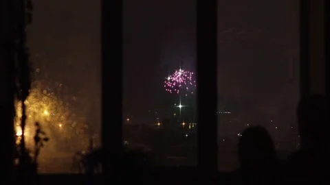 Salute outside the window view from the dark room Vidéo 101839434