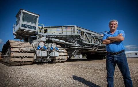 Sam Dove, a crawler-transporter engineer with Jacobs on the Test and Operat.. Stock Photos