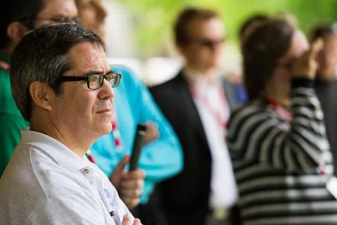 Sam Ortega, NASA program manager of Centennial Challenges, watches as robot.. Foto stock