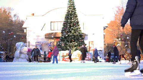 Samara, January 2018, a massive ice skating in the city Park Video stock 84828369