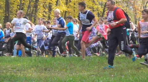 SAMARA, RUSSIA - SEPTEMBER 25, 2016 Children's marathon run in the autumn for Stock Footage 68680587