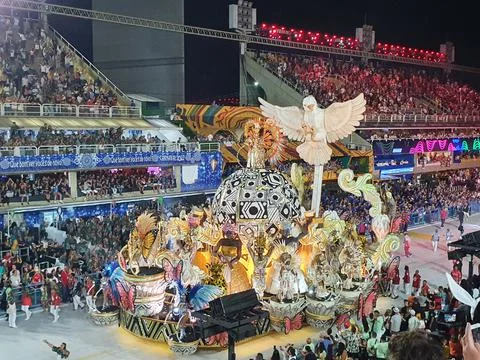 Samba school parading with a float in sambdrome in Rio de Janeiro, Brazil Foto stock