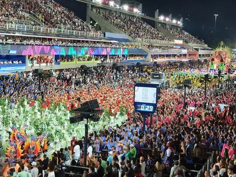 Samba school parading with a float in sambdrome in Rio de Janeiro, Brazil Foto stock