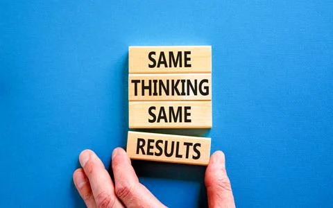 Same thinking and results symbol. Concept word Same thinking same results o.. Fotos de archivo