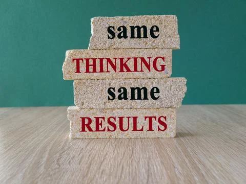 Same thinking and results symbol. Concept word Same thinking same results Fotos de archivo