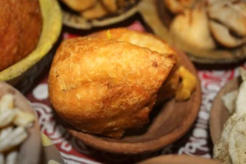 Samosa, crispy snack served in Mud Bowl Stock Photos