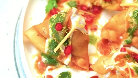 Samosa - Samosa Chaat - Hot crispy samosas are crushed and layered with curd Stockbeeldmateriaal 320408154