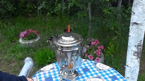 The samovar is heated with firewood Vidéo 114736043