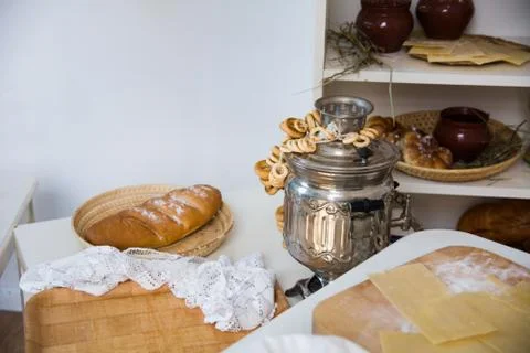 Samovar with the sheep on the table Foto stock