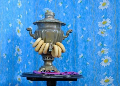 Samovar is on the table Foto stock