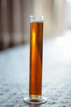 Sample of beer in beaker at the local brewery Foto stock