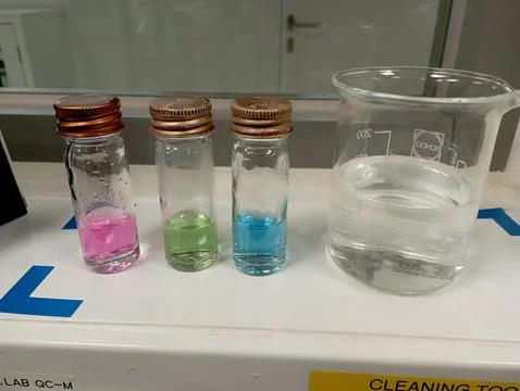 Sample bottles containing water with different pH levels Foto stock